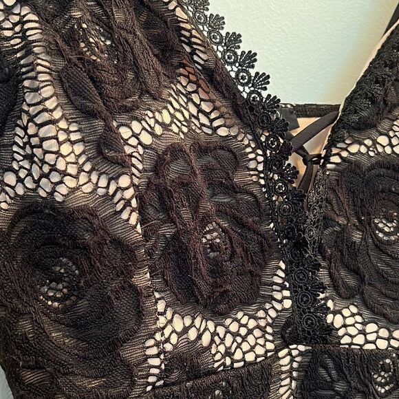 Scobe Women's Black V-Neck Spaghetti Strap Floral Lace Bodycon Dress - Picture 3 of 6